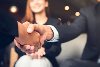 Aperto de mãos em uma negociação de M&A